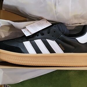 NIB - Adidas Samba Black and White Men's Shoes 10.5 brand new!